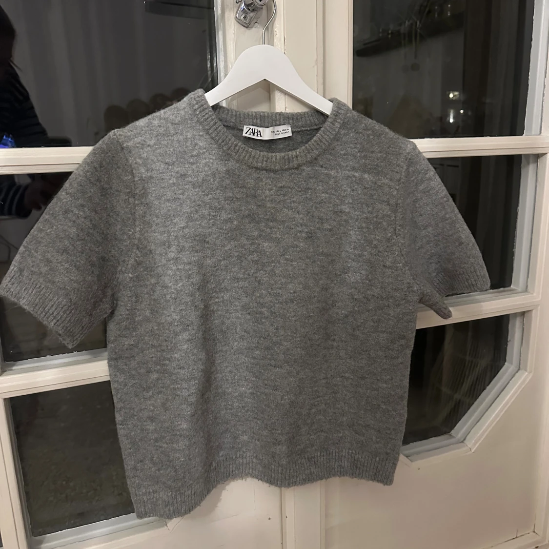 Grå stickad kortärmad tröja Zara