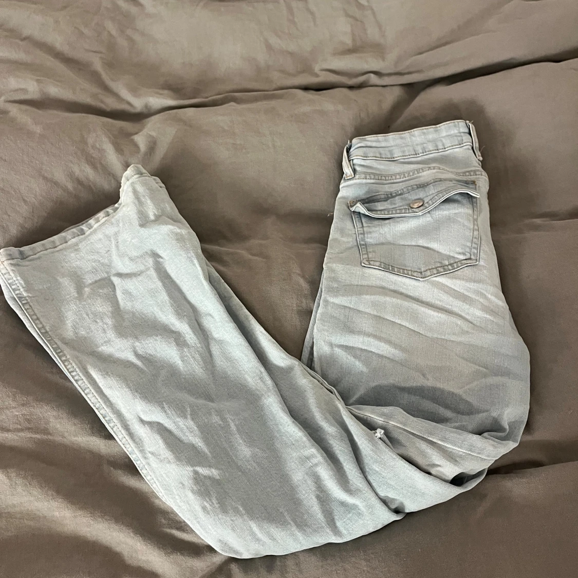 Ljusblå bootcut jeans med slitningar - 1