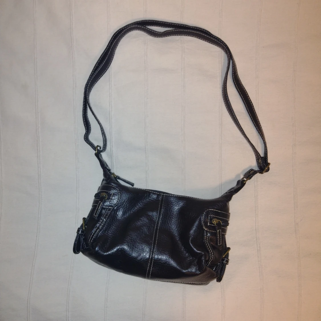 Svart y2k axelremsväska i fakeskinn med dragkedjor