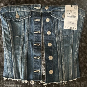 Jeans topp från Zara  - Oanvänd topp från Zara, prislappen är kvar, nypris 329