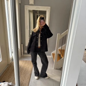 Svart jacka - Säljer en jacka med klassisk krage. Jackan har silverfärgade knappar framtill och en loose passform som sitter bra! 