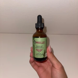 Mielle hårolja - Mielle Rosemary Mint Scalp & Hair Strengthening Oil med biotin, perfekt för att boosta hårväxt och ge näring till hårbotten. Nypris 107kr. Ca 40% kvar säljer därför för 40kr. Perfekt om man är sugen på att testa oljan utan att behöva betala fullpris.