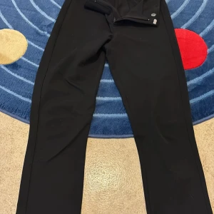 Svarta kostym  - Svarta kostym från Gina 