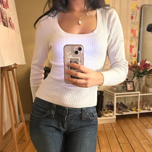 Vit långärmad topp - Långärmad ribbad vit topp med rund urringning 🤍🪽