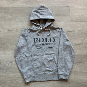 Ralph Lauren Hoodie - Riktigt snygg Ralph Lauren Hoodie i toppskick. Storlek S. Tveka inte ställa frågor vid intresse🙌