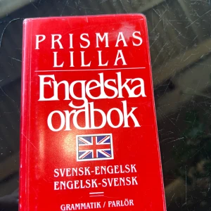 Prismas lilla engelska ordbok - Perfekt för dig som pluggar engelska! En smidig ordbok med ca 30 000 uppslagsord, modern vokabulär och enkla uttalsanvisningar. Innehåller svensk-engelsk och engelsk-svensk del, grammatik, oregelbundna verb och parlör. Liten och lätt att ta med överallt.