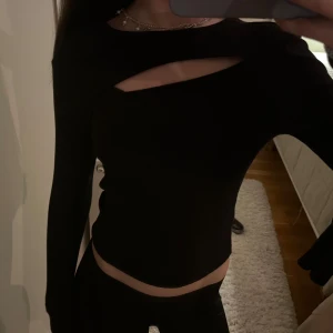 Fest topp - Jättefin långärmad svart topp!