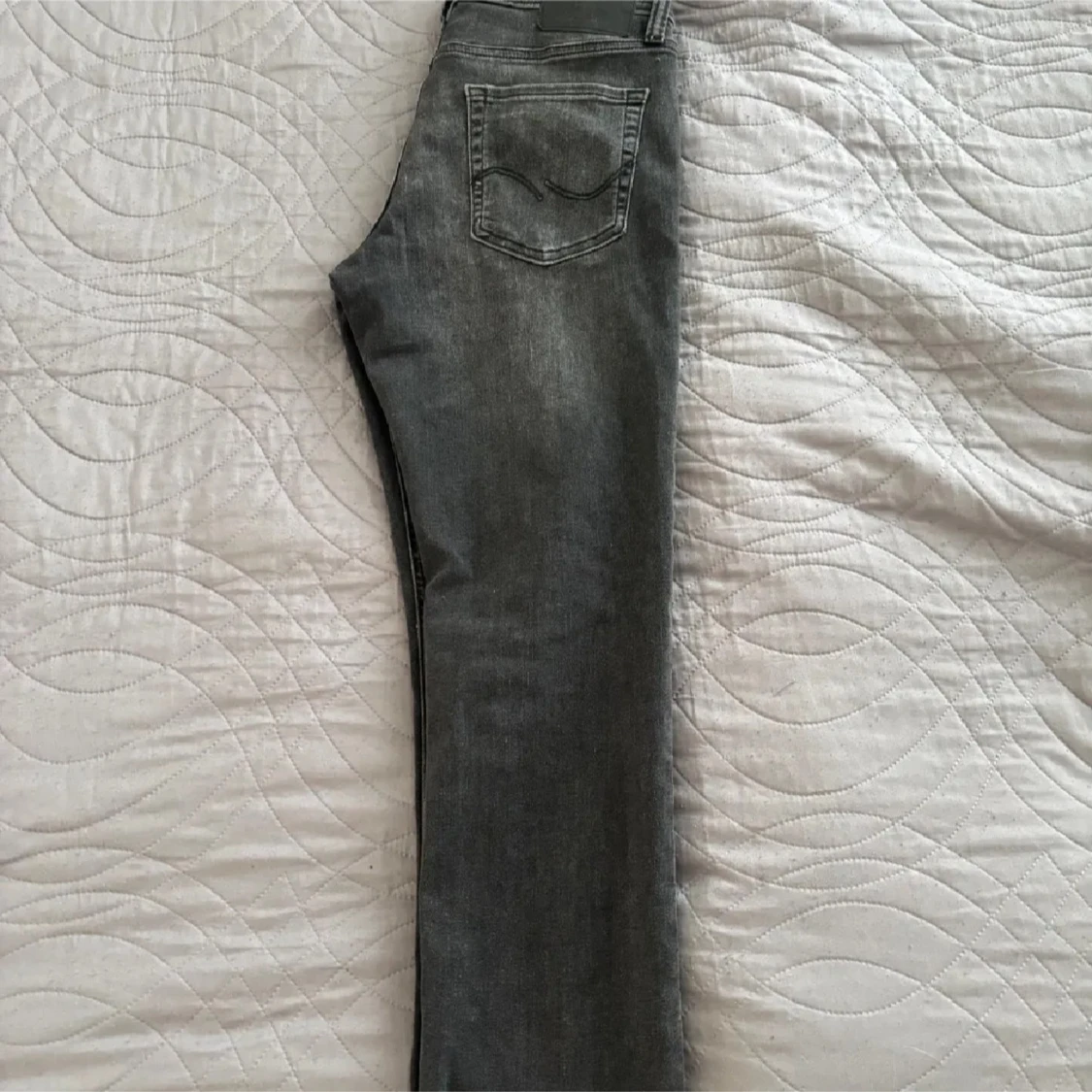 Grå jeansbyxor i rak modell - 1