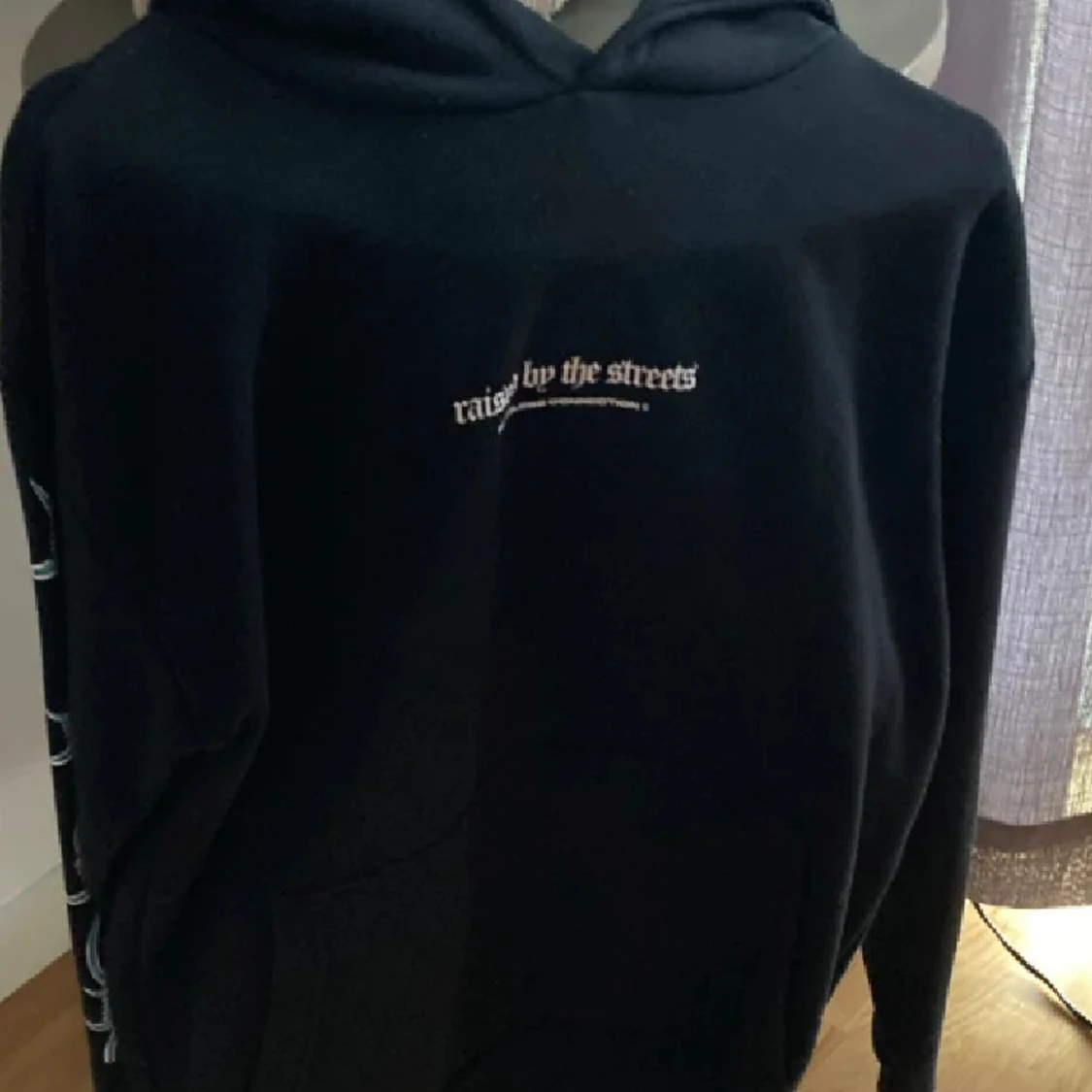 Svart hoodie Raised by the Streets