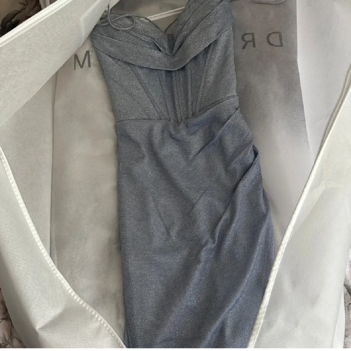 Glittrig blå långklänning med snörning - 1