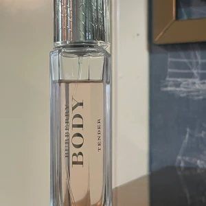 Burberry Body Tender 60ml EdT - Burberry Body Tender Eau de Toilette, 60 ml. En stilren parfym som passar dig som vill ha något fräscht och modernt. Tillverkad i Spanien.