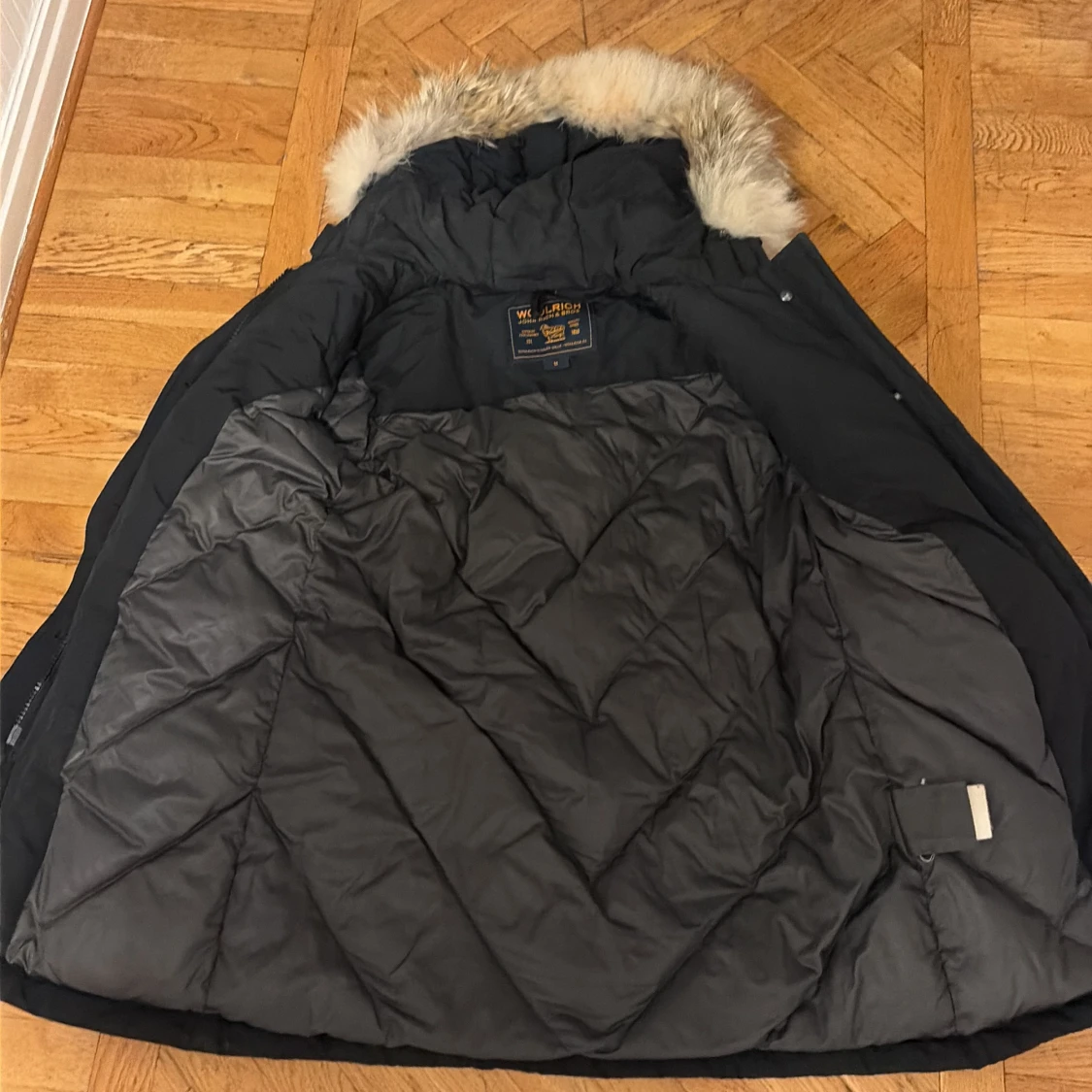 Svart parkajacka med päls från Woolrich - 2