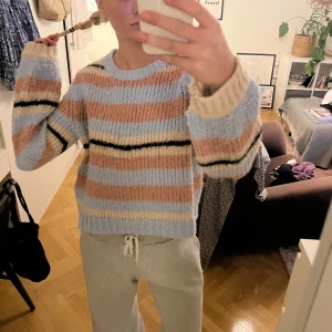 Randig stickad tröja  - Så mysig stickad tröja ifrån ONLY!! Passar perfekt nu på vintern. Endast använd ett fåtal gånger så i mycket bra skick. Stl S/M