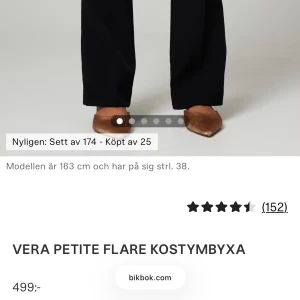  Kostymbyxor BikBok - Svarta kostymbyxor från BikBok i modellen Vera Petite Flare. De är i storlek 34 och jag behöver dem i storlek 32 så om det är någon som vill byta eller sälja skriv gärna 