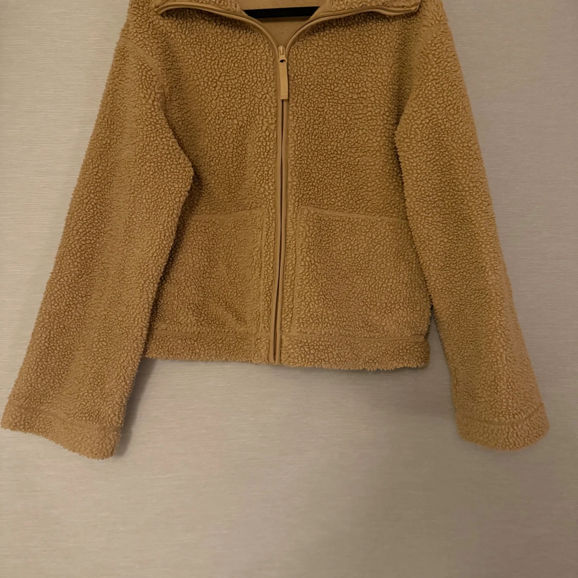 Beige teddyjacka med dragkedja