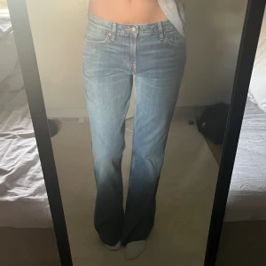 Zara lowwaist wide leg - intressekoll👋👋skiiitsnygga jeans som jag fick hem nyss 😍38 men passar nog en 36 också & jag är 170 o bär oftast 36