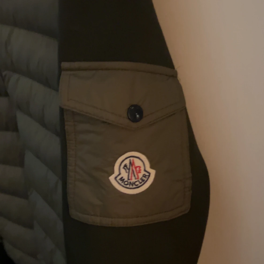 Olivgrön pufferjacka från Moncler - 1