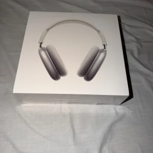 AirPods Max - Säljer ett par Apple AirPods Max i originalförpackning, med Smart Case. Kartongen är i nyskick och oöppnad. 