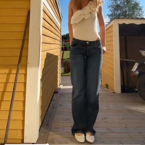 JEANS TRF WIDE LEG LÅG MIDJA Zara  - Snygga blå jeans med wide leg och låg midja från Zara sjukt populära . Slutsålda !!! Knappt använda ordinarie pris är 400 men säljer billigare !! Passar 38!!