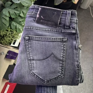 Jacob Cohen jeans - Riktigt snygga Jacob cohens jeans i den populära modellen 688. Riktigt snygg färg och grym passform. Hör av er vid frågor!