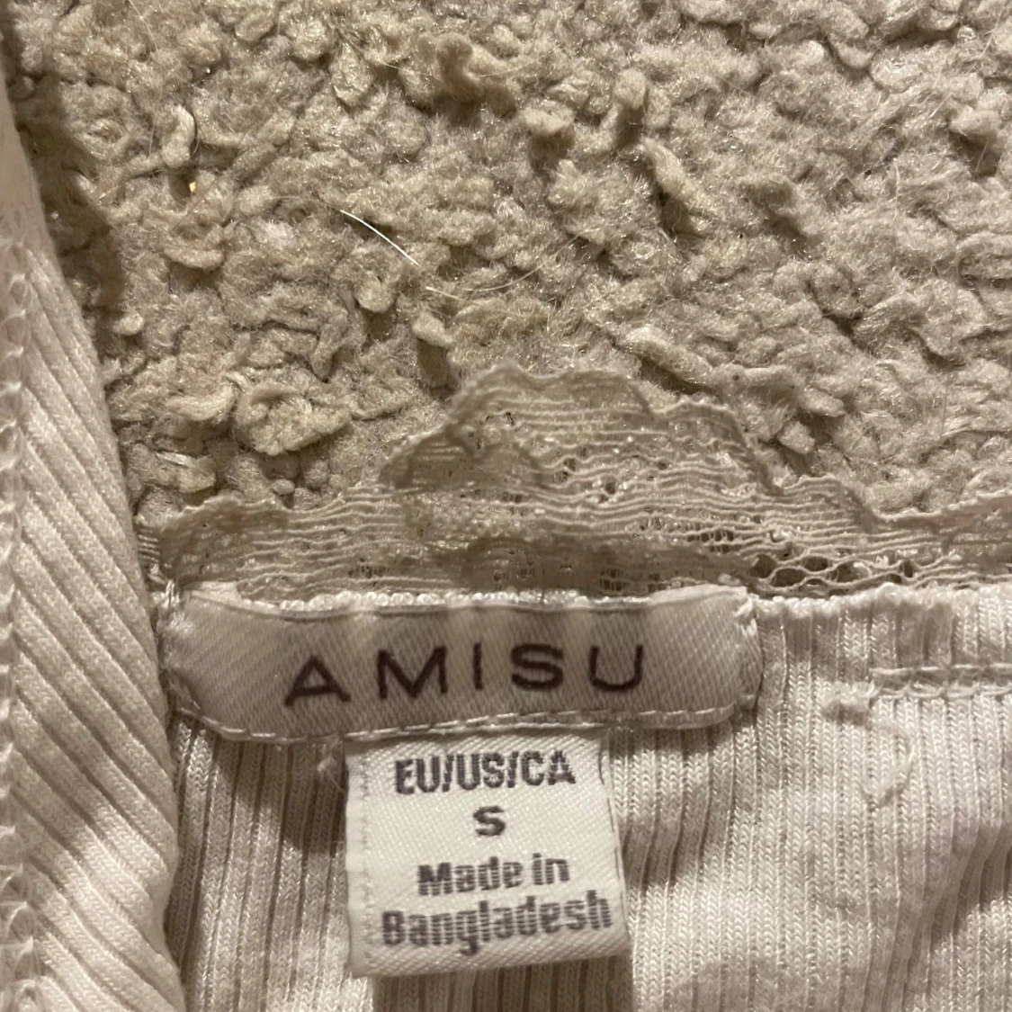 Beige ribbad linnetopp med spets från Amisu - 1