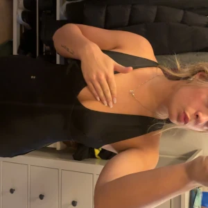 Svart satin långklänning med öppen rygg - Säljer en svart långklänning i satin material med djup v-ringning. Klänningen har en snygg öppen rygg och figurnära passform som ger en elegant siluett. Perfekt för dig som vill sticka ut med en stilren look. Fungerar super bra till vanlig utgång men även bal. 