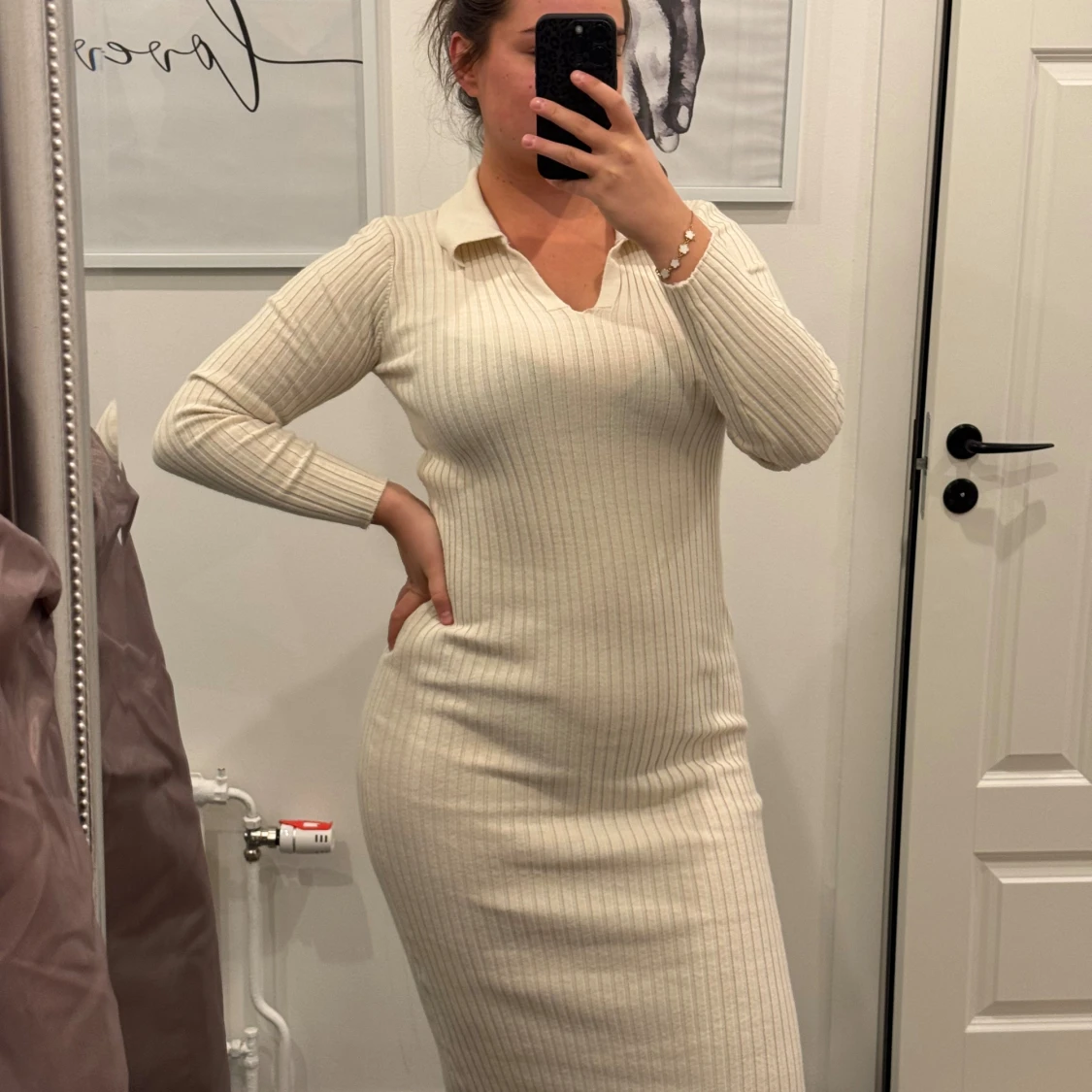 Ribbad beige stickad klänning - 1