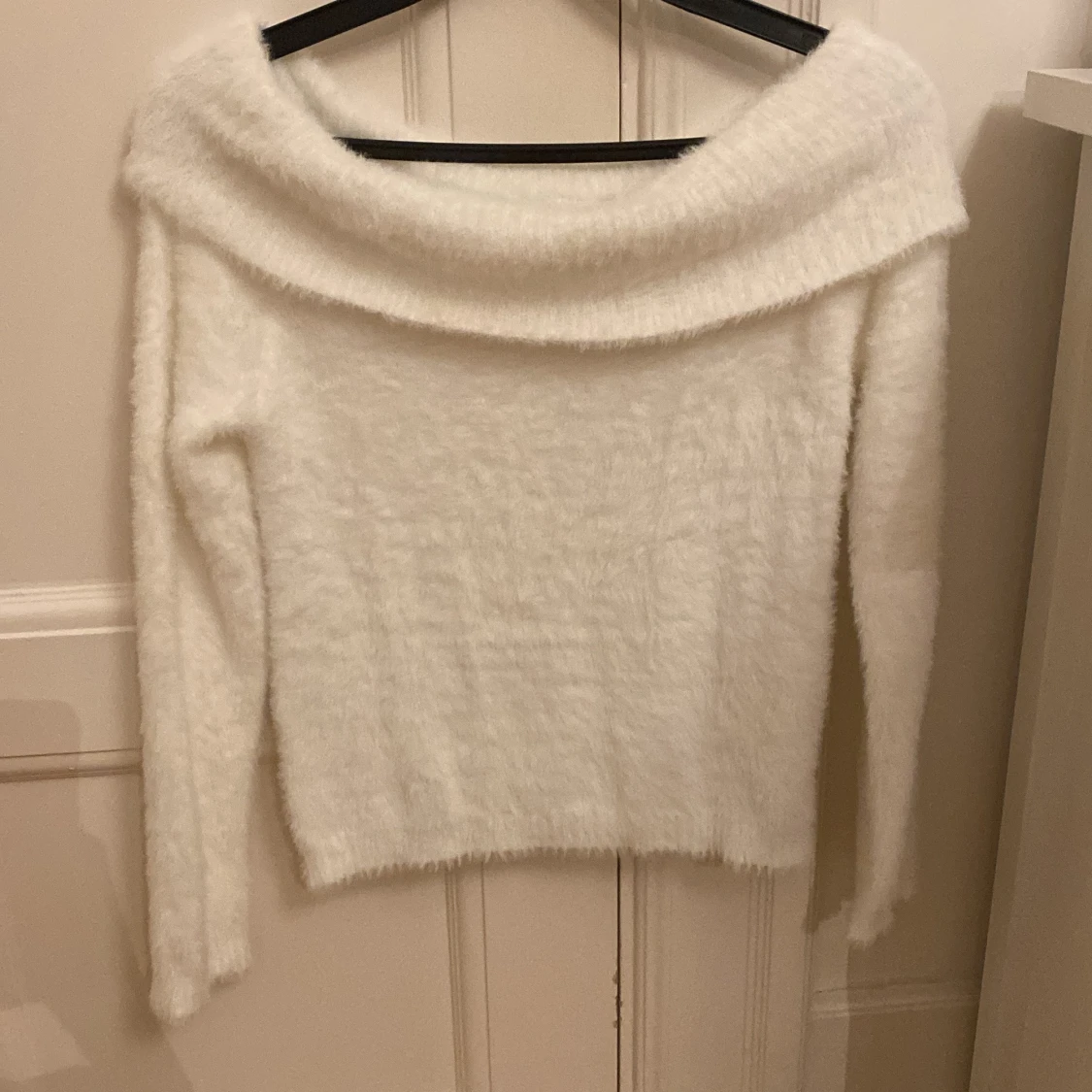 Vit fluffig offshoulder tröja Kappahl