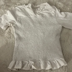  Vit t-shirt, Gina Tricot -  Säljer en vit t-shirt fina Tricot med detaljer kommer inte till användning 💕