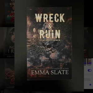 Wreck & Ruin - En mörk och spännande bok om motorcykelklubbar, fylld av action och mystik. Perfekt för dig som gillar intensiva berättelser med tuffa karaktärer och dramatik. Första delen i Blue Angels Motorcycle Club-serien.