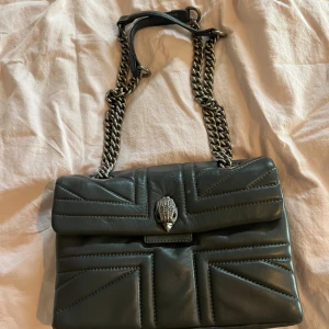 Kurt Geiger väska  - Bra skick utöver de lilla slitna fram på väskan, syns knappt. 💕