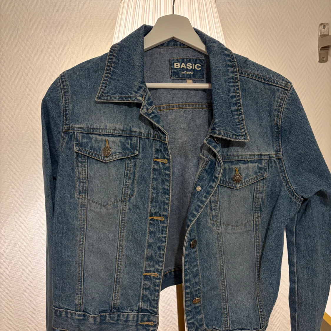 Blå jeansjacka från BASIC