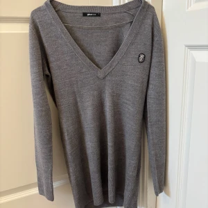 Grå stickad v-ringad tröja Gina Tricot - Grå stickad tröja från Gina Tricot med v-ringning och lång ärm. Använd en gång! Skriv för fler bilder☺️