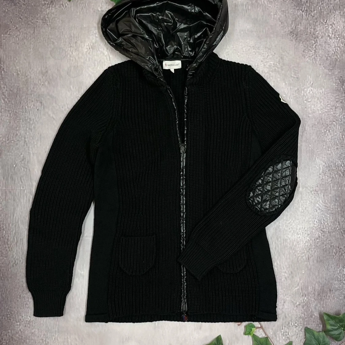 Moncler stickad kofta med quiltade detaljer & huva