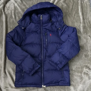 Ralph Lauren Jacka - Tjena!😃 Säljer denna feta Ralph Lauren jacka🤩🙌 Nån lapp på insidan är bortklippt, tvättlappen bland annat tror jag. Den är använd bara 3 gånger då den var lite för liten för mig och jag är 186 cm och väger 75 kg som referens. Hör av dig vid minsta fundering. 90+ nöjda kunder över olika plattformar✅ Fraktar samma dag som köp📦🚚 Mvh //Grandeur