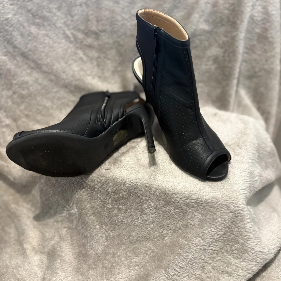 Svarta stövletter med öppen tå och klack - 3