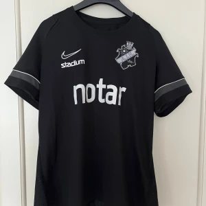 AIK Fotboll Träningströja Nike strl XL - I mycket bra skick. Fukttransporterande Dri-FIT Ventilerande meshpaneler i ryggen och sidorna 100% återvunnen polyester Storlek XL.