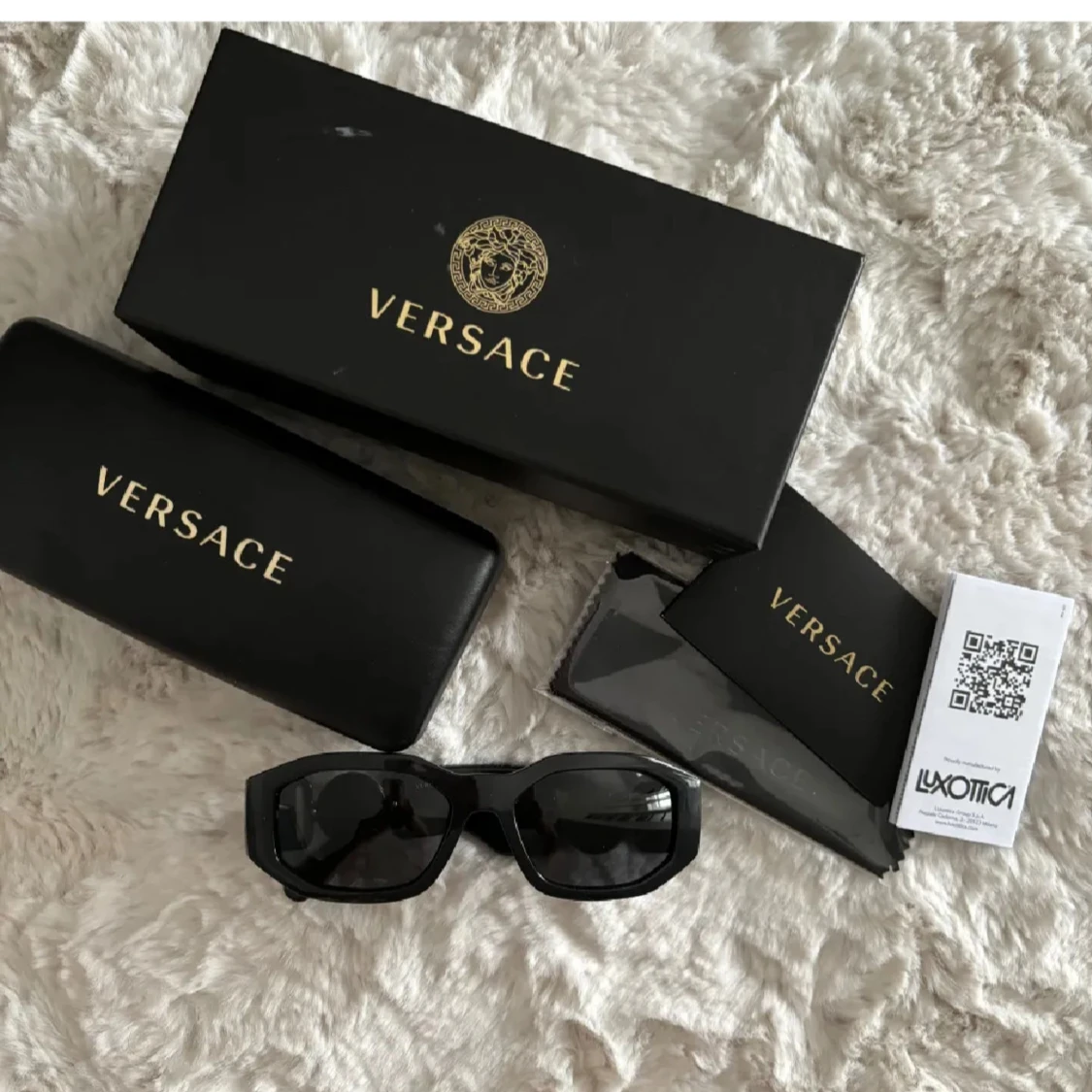 Svarta Versace solglasögon med guldmedusa - 1