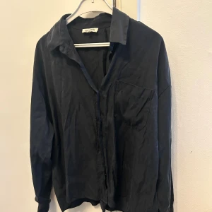 Svart skjorta från Djerf Avenue - Stilren svart skjorta från Djerf Avenue i storlek 38 M