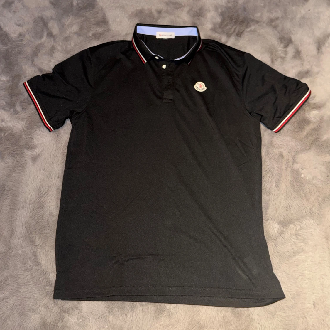 Svart pikétröja från Moncler