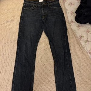 Jack & Jones Relaxed Chris jeans - Mörkblå jeans från Jack & Jones i modellen Relaxed Chris. Klassisk femficksdesign med raka ben och kontrastsömmar. Jeansen är tillverkade i bomull och har en avslappnad passform som ger en chill vibe. W33, L34