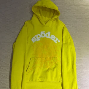 Gul Sp5der Hoodie - Fin gul Sp5der Hoodie i bra skick . Storlek S men sitter större i storlek som en M.