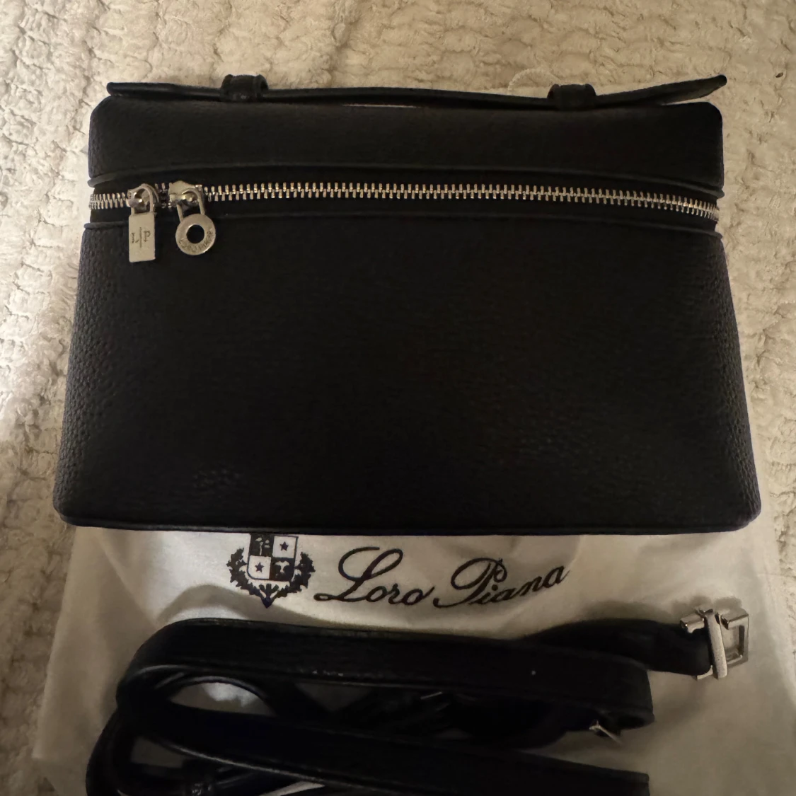 Svart axelväska från Loro 