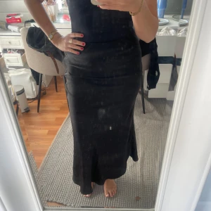 Svart satin kjol - Jättefin kjol