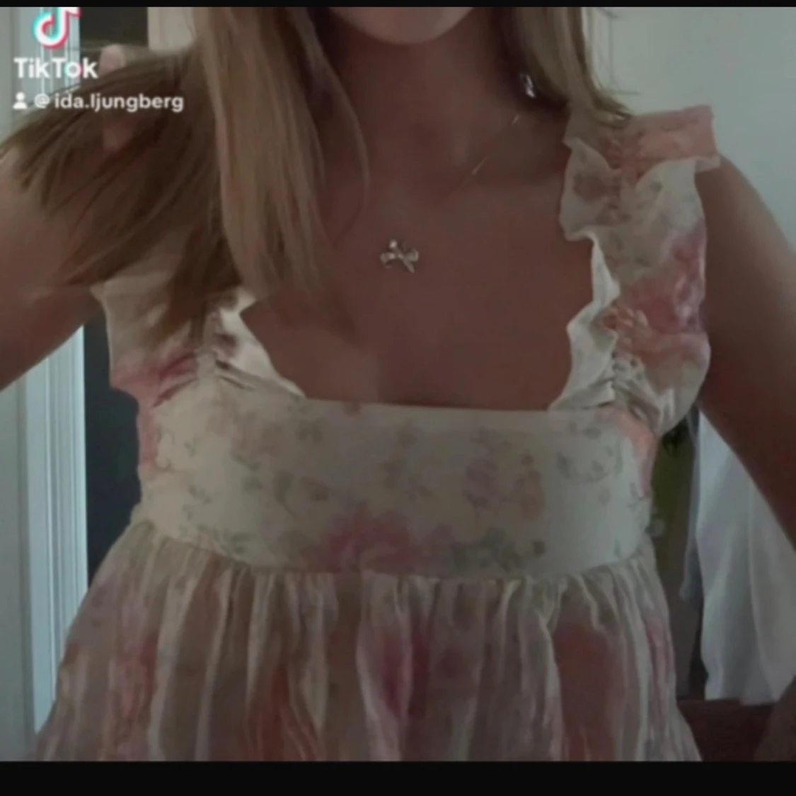 Blommig volangtopp med rosett - 1