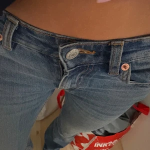 blåa bootcut jeans - säljer ett par mid-waist jeans från lager 157. otroligt sköna och håller sin storlek, andvända mycket så säljer billigt💕