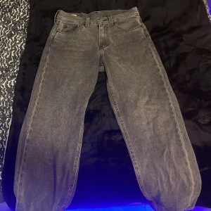 Levi's 501 grå jeans straight fit - Säljer ett par klassiska Levi's 501 jeans i tvättad grå färg. De har rak passform, fem fickor och den ikoniska läderpatchen bak. Jeansen är i kraftigt bomullsjeans med normal midja och snyggt slitna detaljer för en cool vintagekänsla. Pris går att diskuteras nypris 1300