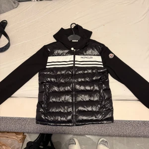 Moncler cardigan  - Svart moncler cardigan storlek s, priset börjar på 2500 kan diskuteras