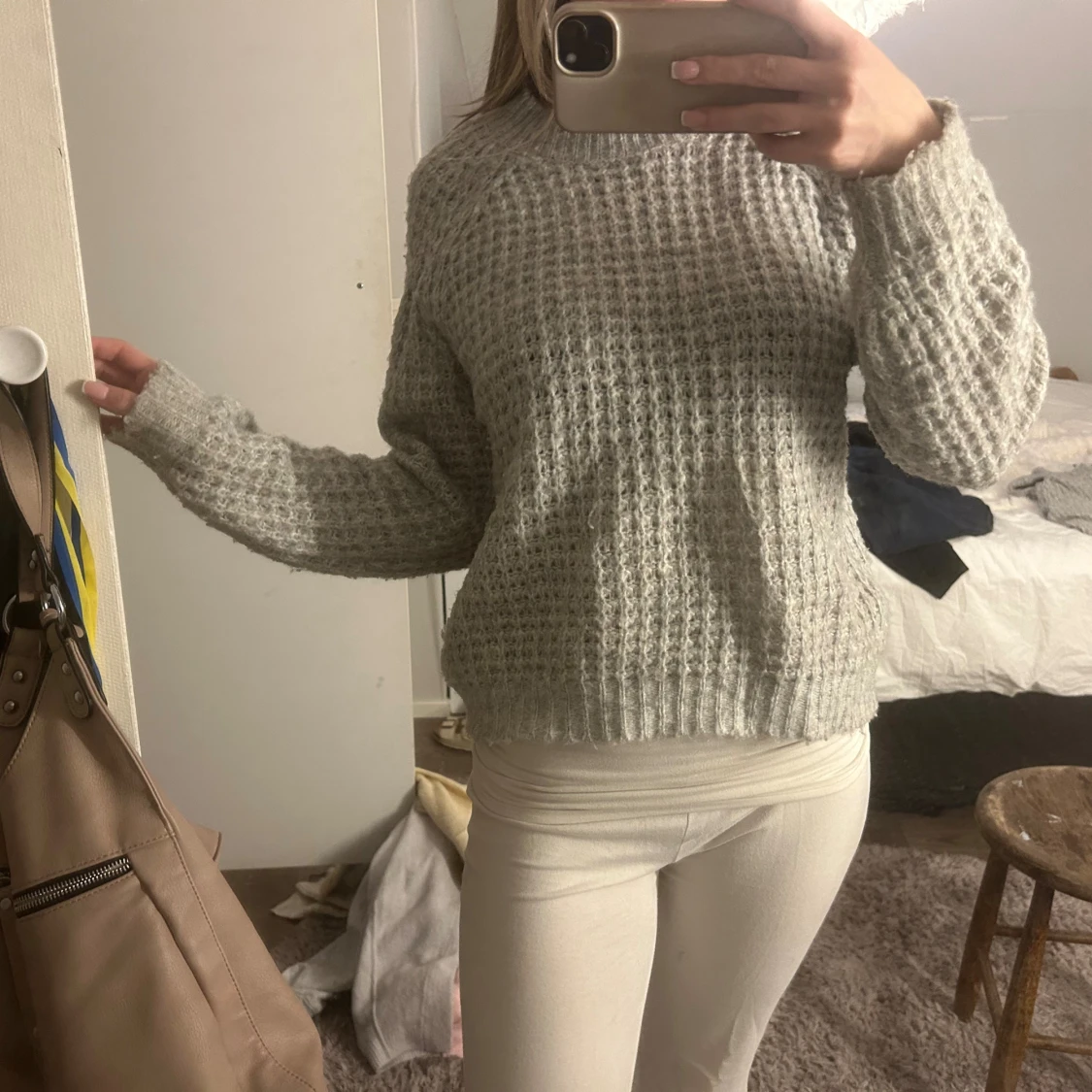 Ljusgrå stickad tröja med struktur - 1