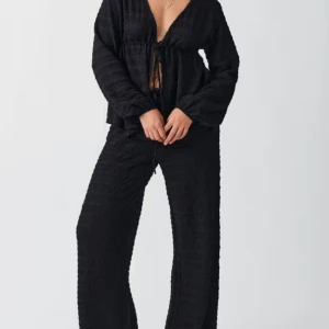 Svarta vida byxor + topp från gina tricot - Säljer hela settet(blus + byxor) från gina structured top med byxorna, använd endast 1 gång (pris kan diskuteras vid snapp affär)